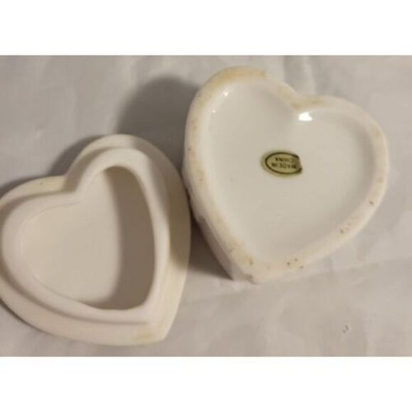 VTG Porcelain Ceramic Heart Shaped Blue and White Trinket Box / Ring Box - Picture 5 of 6